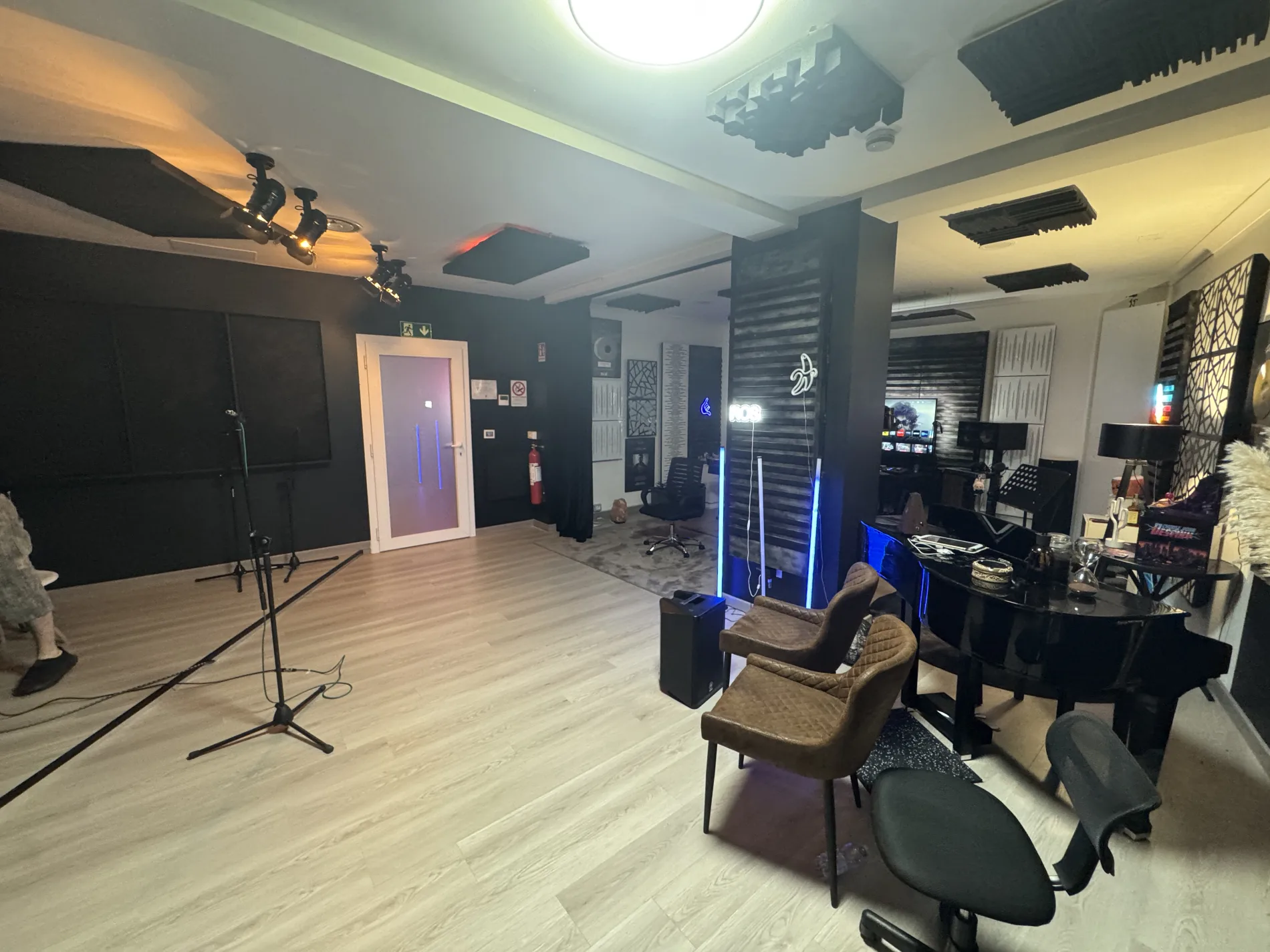 Studio principale RC Voce Produzione con postazioni, microfoni e trattamento acustico