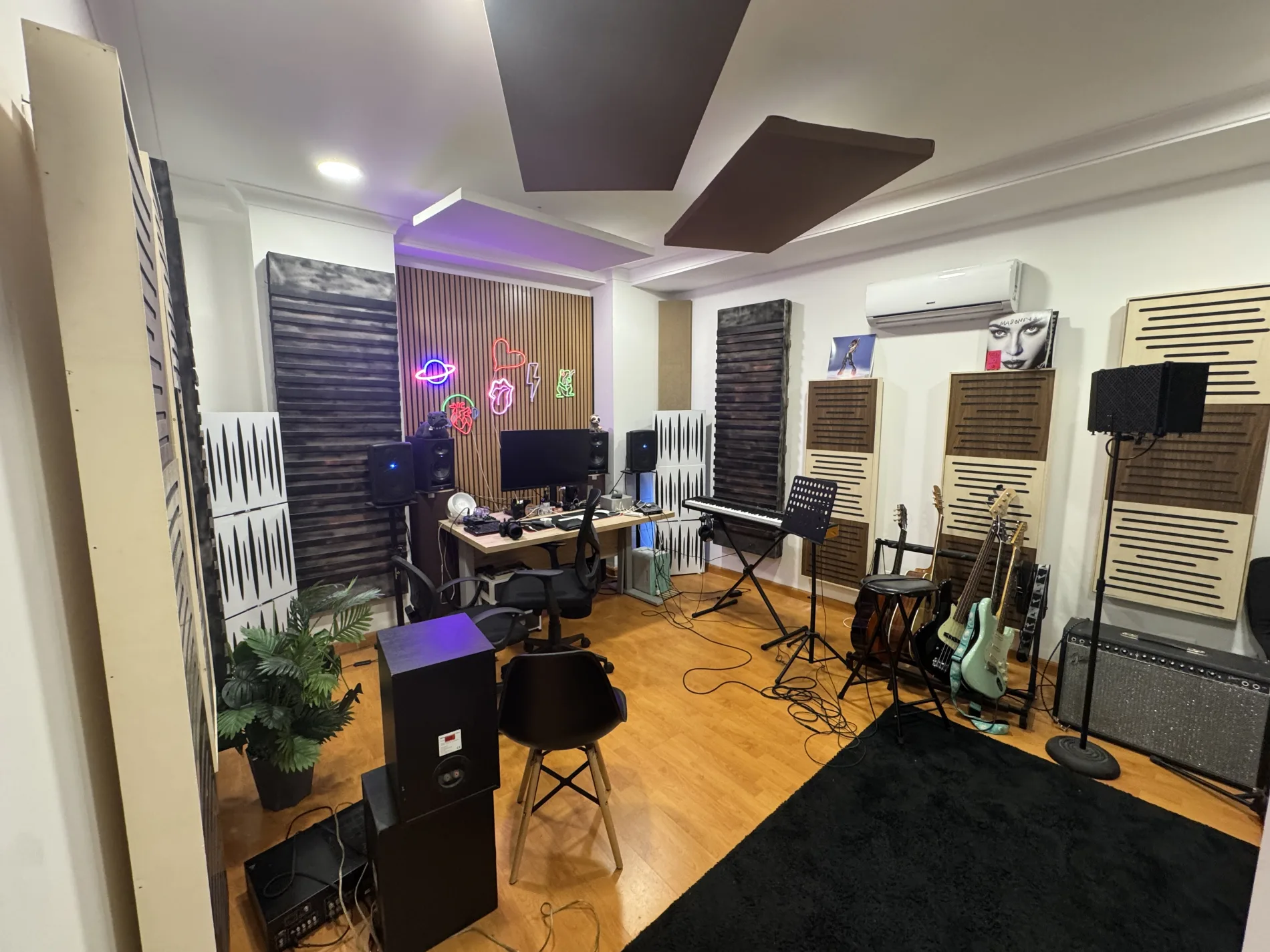 Sala produzione RC Voce Produzione con strumenti, monitor e postazione di lavoro