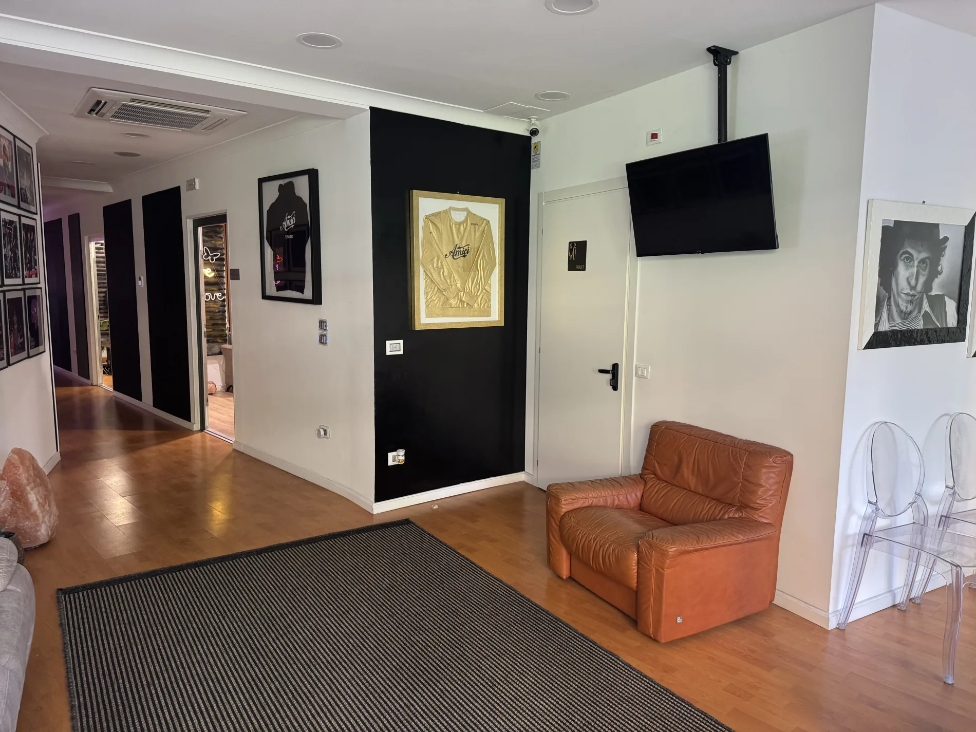 Sala studio RC Voce Produzione con monitor, tastiere e pannelli acustici
