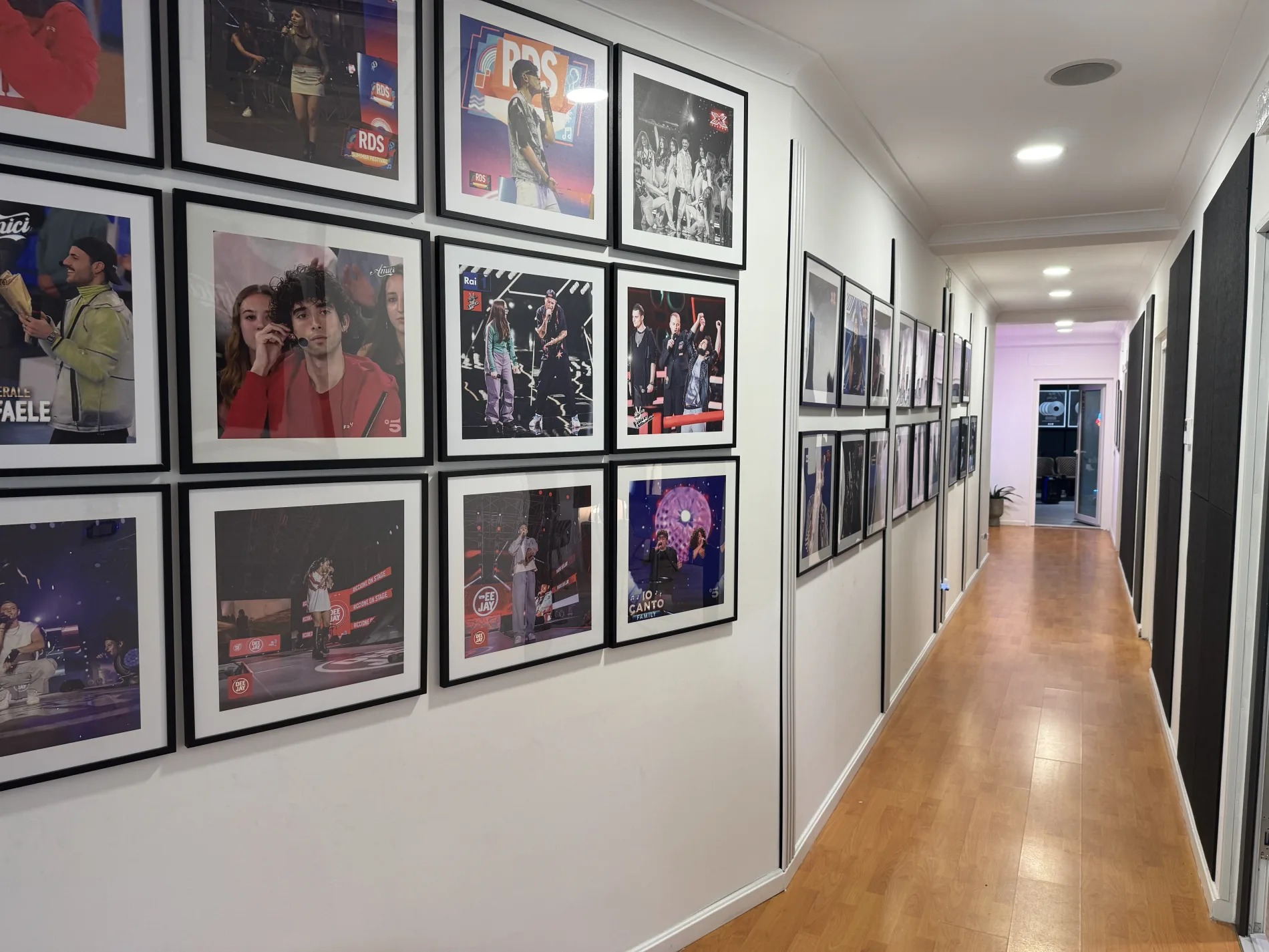 Corridoio RC Voce Produzione con foto degli allievi e traguardi televisivi